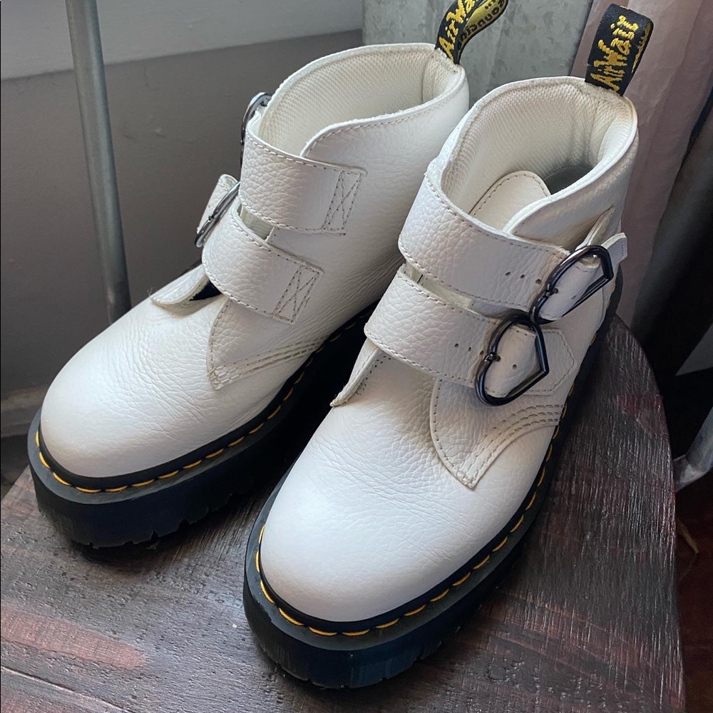 Dr Martens Devon Heart Buckle White